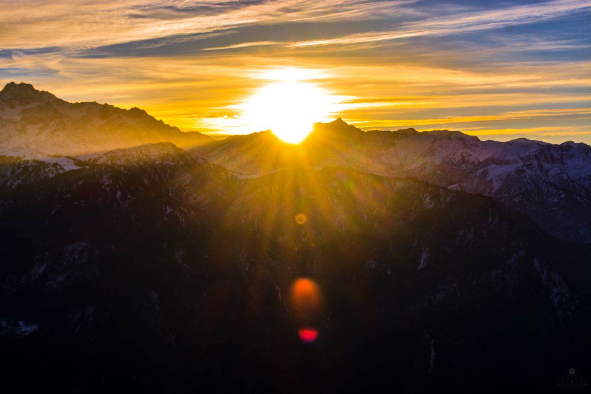 Saturn in Aries – New Beginnings, Responsibility, and Inner Mastery (2025–2028) Sunrise over a mountain path symbolising new beginnings, structure, and the long road ahead under Saturn’s influence in Aries.